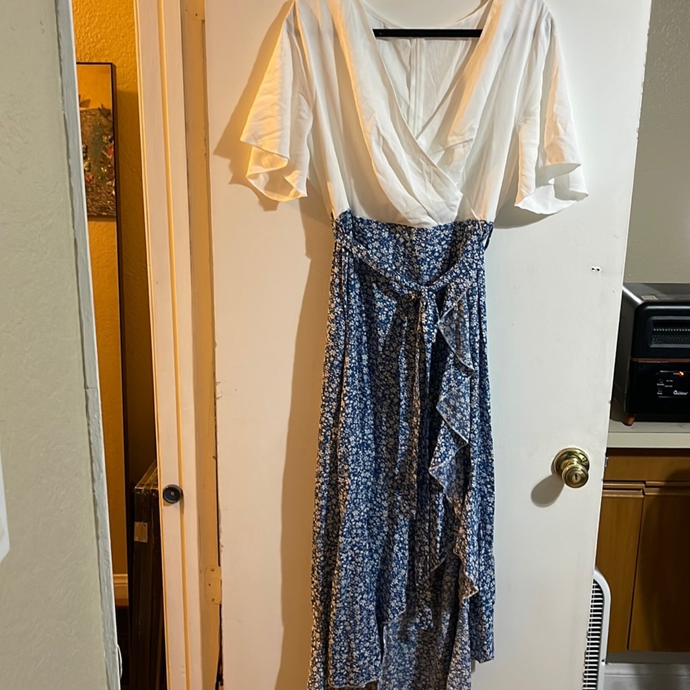 Beautiful dress for spring or summer. Ties in front and zip up back. NWT